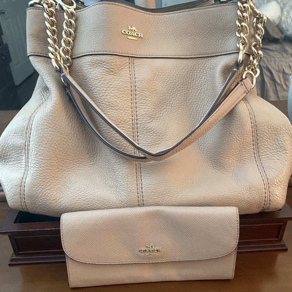 Perfect for Spring Rose colored COACH Large Hobo handbag and letter wallet